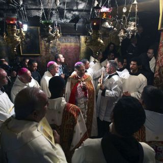 Miles de personas celebran la Navidad en el lugar donde nació Jesús
