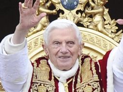 Benedicto XVI deseó feliz Navidad ante más de 80 mil personas en la plaza central del Vaticano. EFE  /