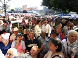 Las personas de la tercera edad son parte del grupo que se beneficiará. ARCHIVO  /
