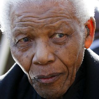 Mandela recibe a familiares en hospital