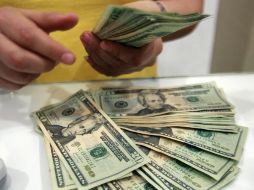En casas de cambio ubicadas en la terminal aérea capitalina, el dólar estadounidense se ofrece en un promedio de 13.42 pesos. ARCHIVO  /