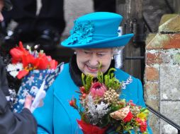 La reina Isabel II a su salida de la iglesia de Santa María Magdalena. EFE  /