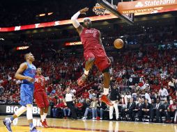 LeBron James clava el balón durante el juego ante el Thunder de Oklahoma. AP  /