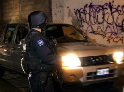 La policía municipal y ministerial resguardaron el sitio a la llegada del Semefo. ARCHIVO  /