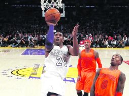 En el aire. Kobe Bryant ganó el duelo personal a Carmelo Anthony (7) durante el encuentro entre los Lakers y los Knicks. REUTERS  /