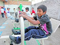 Colonia Jalisco. Alumnos de la escuela 13 de Septiembre, en Tonalá, realizan ejercicios en los aparatos instalados por la SEJ.  /