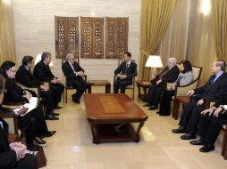 Reunión de días pasados del enviado especial de ONU+ a Siria, Lakhdar Brahimi (C-i), y el presidente, Bachar al Asad (c-d). EFE  /