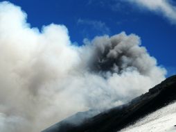 El volcán ha entrado de nuevo en actividad con emanaciones de cenizas y de arena muy fina. EFE  /