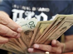 Banco Base refirió que el peso continúa debilitándose ante otras divisas. ARCHIVO  /