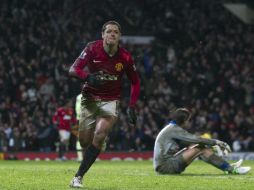 El delantero tapatío celebra el gol del triunfo en Old Trafford. AP  /