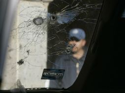 Agujeros de bala en una ventana de patrulla de la policía después de enfrentamientos entre hombres armados y policías Ayotlán. REUTERS  /