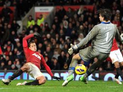 Momento en que Javier Hernández remata para anotar el gol de la victoria del Manchester United ante el Newcastle. AP  /