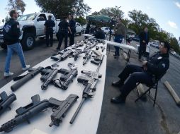 El gobierno da dinero en tarjetas de compras a residentes por entregar sus armas. AFP  /