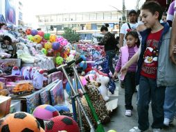 Previo a las fiestas decembrinas es común observar mercancía en las banquetas de la zona de Obregón.  /