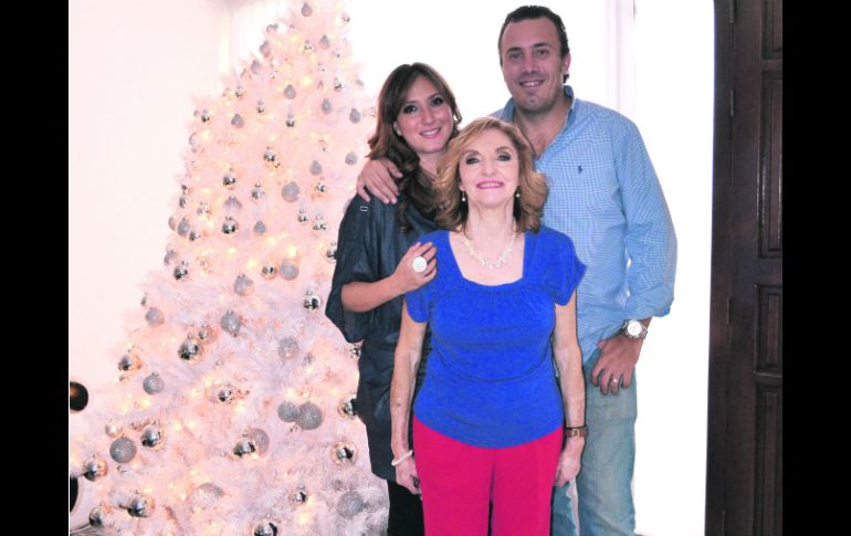 ANFITRIONES. Antonella Rivas, Pedro Javelly e Hilda Gerini.  /