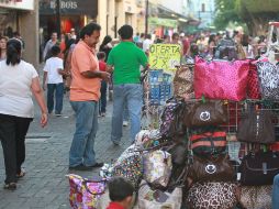El Ayuntamiento tapatío comenzará la aplicación del reglamento que prohíbe el comercio en la vía pública de forma gradual. ARCHIVO  /