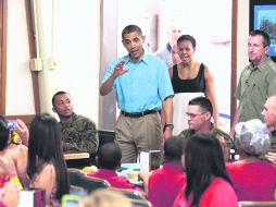 INTERRUMPE DESCANSO. El presidente Barack Obama  acortó sus vacaciones navideñas en Hawai y regresó a Washington. AFP  /