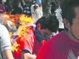 Un grupo de vecinos intentó desalojar a los policías lanzándoles piedras, palos, bombas molotov y cohetones.XINHUA  /