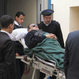 Mubarak es trasladado a hospital militar