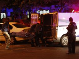 Personal del Instituto Jalisciense de Ciencias Forenses trasladaron el cuerpo a la morgue municipal. ARCHIVO  /