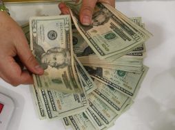 Los centros cambiarios de Ciudad Juárez ofrecieron el billete estadounidense hasta en 13.65 pesos. ARCHIVO  /