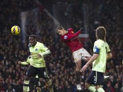 Javier 'Chicharito' Hernández remata de cabeza en el juego de ayer ante el Newcastle. AP  /