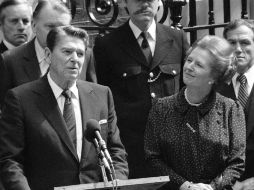 En la imagen, de 1982, Thatcher sonríe al lado de Reagan. AP  /