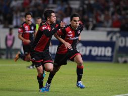 Omar Bravo (der) abrio el camino para que Atlas sacará la victoria con un gol de penal.  /