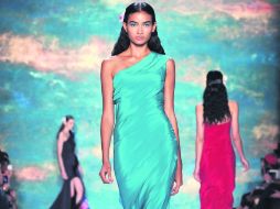 Para lucir. Los vestidos de gala ''asirenados'' con colores claros, pero intensos, y telas con caída llegarán en la primavera. AP  /