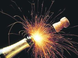 Brindis. No puede faltar en la celebración del año nuevo, una copa de vino para desear ¡salud! ESPECIAL  /