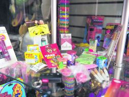 HUMOR DE FIN DE AÑO. En las tiendas de artículos para bromas los tapatíos comienzan a hacer sus compras desde el 23 de diciembre.  /