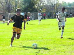 Acción. El partido se llevó a cabo en las instalaciones de la UdeG en La Primavera. CORTESÍA UDEG  /