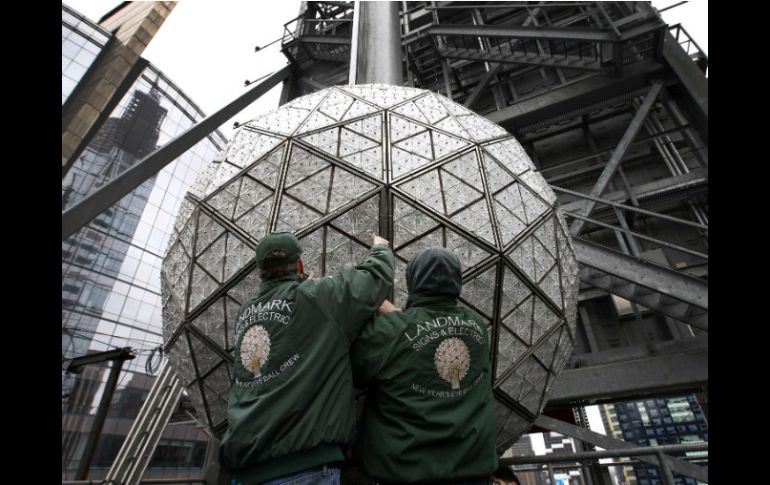 Un uso apropiado es ''En Nueva York se preparan para la macrofiesta de fin de año''. REUTERS  /