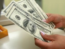 La AICM ofrece el dólar en un precio máximo de 13.10 pesos. ARCHIVO  /