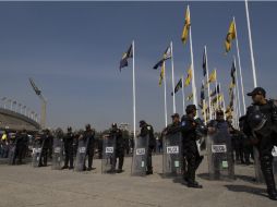 Agentes de seguridad resguardan la seguridad durante un partido de futbol. ARCHIVO  /