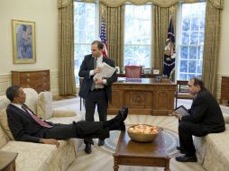 Obama (izq), asesor de Seguridad Nacional Ben Rhodes (c) y el asesor principal, David Axelrod (der) en la Oficina Oval. REUTERS  /