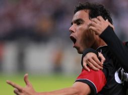 Omar Bravo festeja tras anotar a su exequipo Chivas de penal. ARCHIVO  /