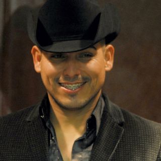 Sin importar críticas, Espinoza Paz presume su perfume