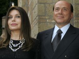 Lario (i) acusó al ex primer ministro (d) de tener una relación con una adolescente de 17 años. REUTERS  /