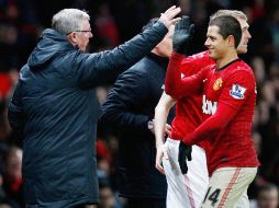 Ferguson recibe al 'Chicharito' luego de la victoria del pasado miércoles en la banca. XINHUA  /