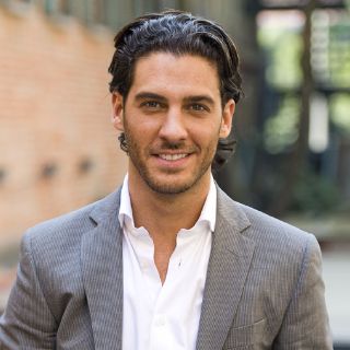 Erick Elías expone su faceta cómica