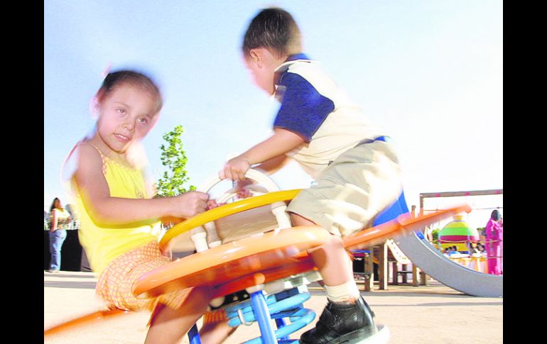 Festejo. El afortunado asistente ganará un viaje a Cancún, bicicletas, videojuegos, libros, entre otros productos.  /