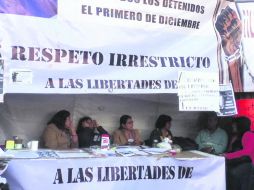 En pie de lucha. Familiares y amigos de los detenidos por las protestas del 1de Diciembre mantienen el plantón.EL UNIVERSAL  /