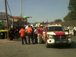 En el caso de una mujer y su hijo, testigos señalan que las unidades del transporte público iban jugando ''carreritas''.  /