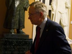 El demócrata, Harry Reid camina hacia su oficina en el Capitolio luego de reunirse con el presidente Obama. REUTERS  /