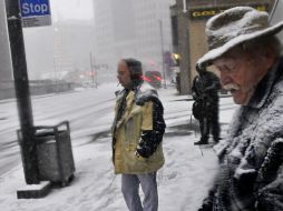 Personas esperan en una para de autobús durante una intensa nevada en Pensilvania. XINHUA  /