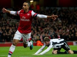 Walcott (i) jugó en su posición favorita, en el centro del ataque. AP  /