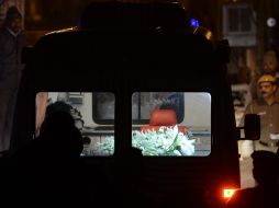El cuerpo de la joven fue trasladado en una ambulancia. AFP  /