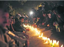 Apoyo. Manifestantes hacen una vigilia por la muerte de la joven víctima de violación en Nueva Delhi. AP  /