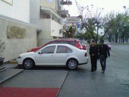 Llegan los primeros familiares de Don Chava Reyes a la funeraria donde velan el cuerpo.  /